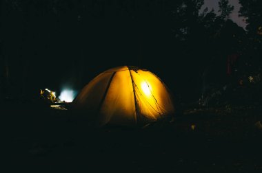 Gece kampanyası sırasında yanan çadır
