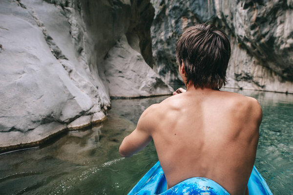 Спортивный парень на каяке в ущелье Гойнук
