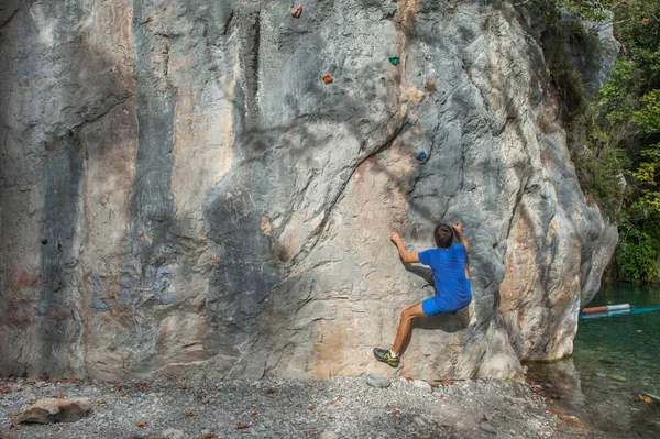 Young Cliffhanger overwint weg — Stockfoto