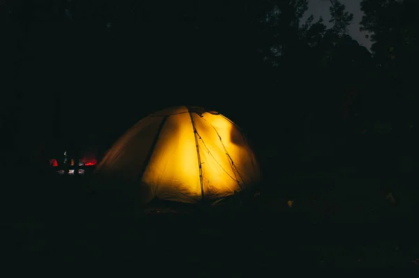 Namiot, nagrywanie w nocy w trakcie kampanii — Zdjęcie stockowe