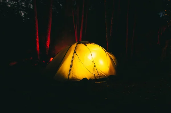 Tenda queimando durante a noite durante a campanha — Fotografia de Stock