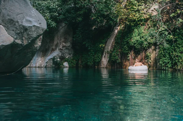 Un jeune homme dans le canyon Hoynyuk — Photo