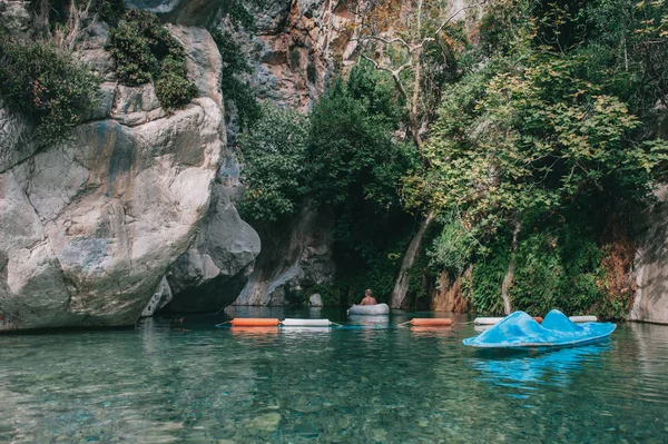 Een jonge man in de canyon Hoynyuk — Stockfoto