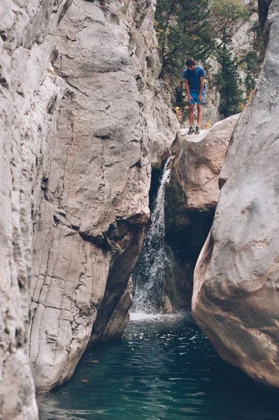 Man on the cliff — Stock Photo, Image