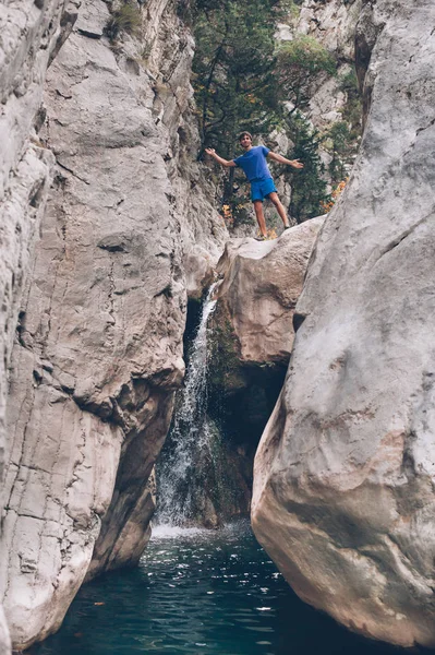 Man on the cliff — Stock Photo, Image