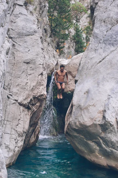 Стрибнути зі скелі у воду — стокове фото