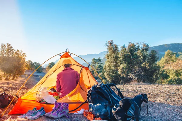 Hermosa chica en la mañana en las montañas — Foto de Stock