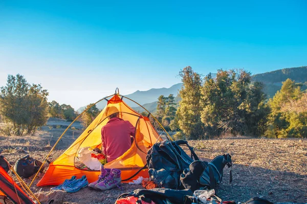 Beautiful girl in the morning in the mountains — Stock Photo, Image