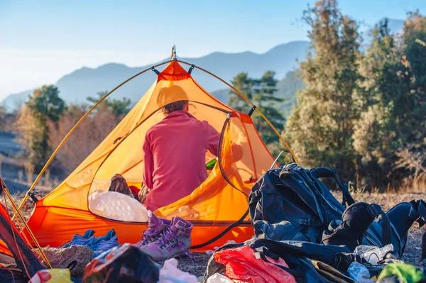 Belle fille le matin dans les montagnes — Photo