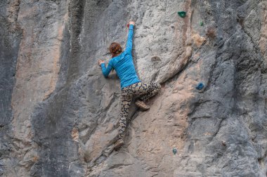 Genç kız Türkiye'de rock tırmanma