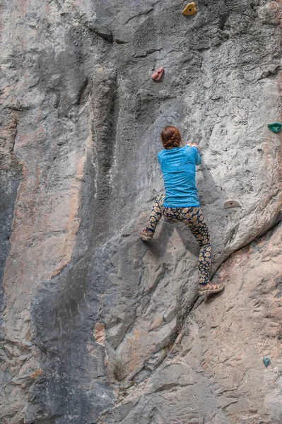 Jong meisje beklimmen van de rots in Turkije — Stockfoto