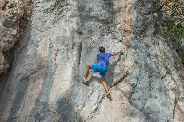 Jovem atlético homem livre escalada — Fotografia de Stock