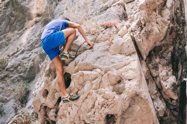 Sterke man de rots klimmen — Stockfoto