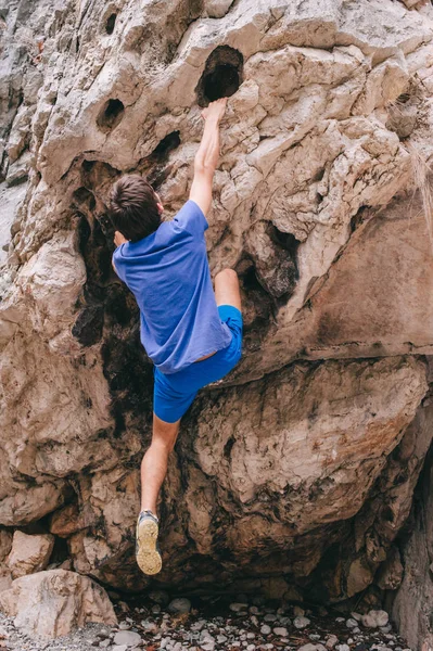 Un homme fort escalade le rocher — Photo