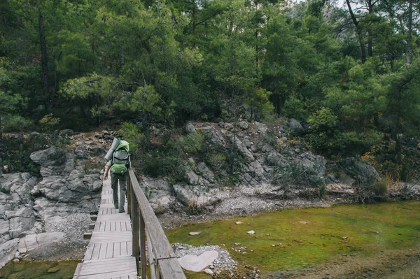 Menina solitária que viaja sozinha — Fotografia de Stock