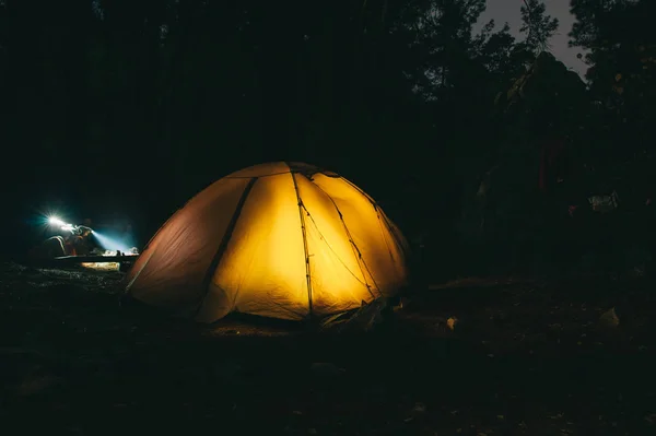 Tenda com luz à noite — Fotografia de Stock