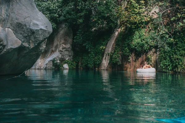 Hombre flotando en lodtsi — Foto de Stock