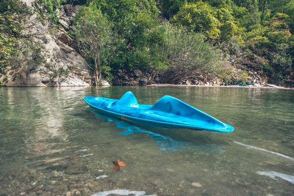 Single kayak in the canyon — Stock Photo, Image