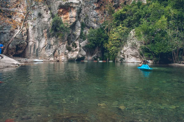 Enkele kajak in de canyon — Stockfoto