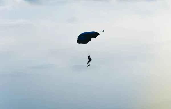 空のスカイダイバー — ストック写真
