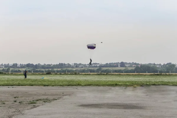 Paracaidista en el cielo —  Fotos de Stock