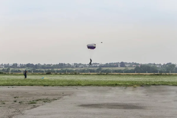 空のスカイダイバー — ストック写真