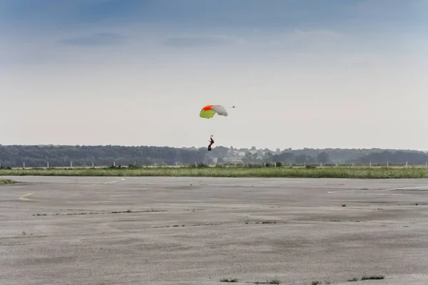 Paracaidista en el cielo —  Fotos de Stock