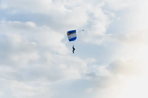 Fallschirmspringer am Himmel — Stockfoto