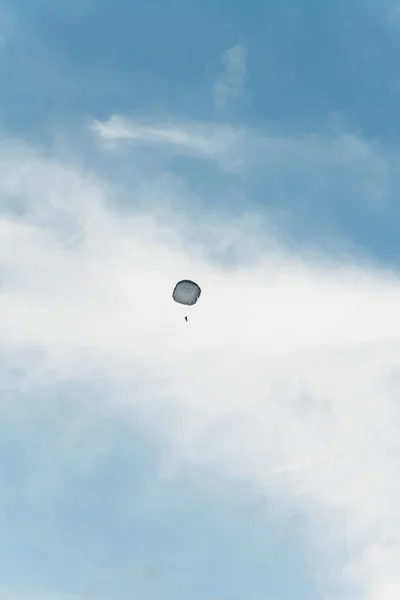 在天空中跳伞 — 图库照片