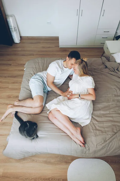 Mooie zwangere vrouw en haar knappe man — Stockfoto