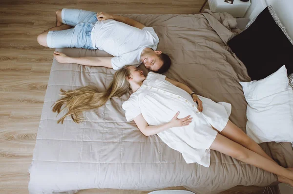 Güzel hamile kadın ve yakışıklı kocası