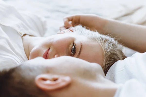 Mooie zwangere vrouw en haar knappe man — Stockfoto