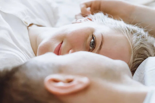 Mooie zwangere vrouw en haar knappe man — Stockfoto