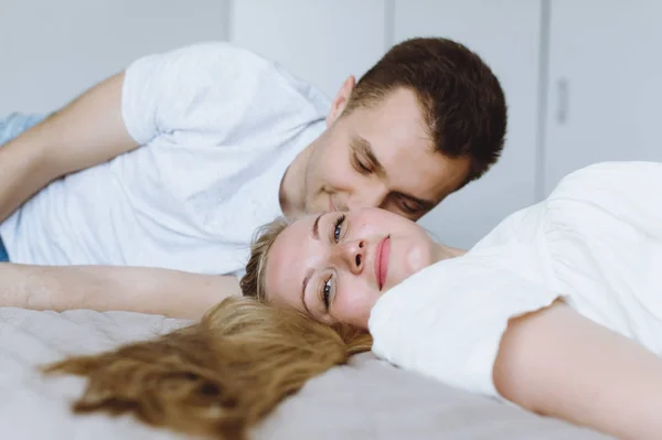 Mooie zwangere vrouw en haar knappe man — Stockfoto