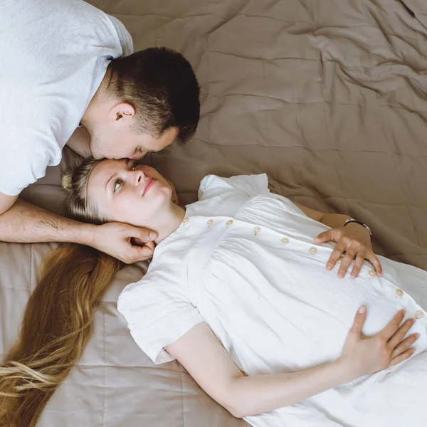 Mooie zwangere vrouw en haar knappe man — Stockfoto