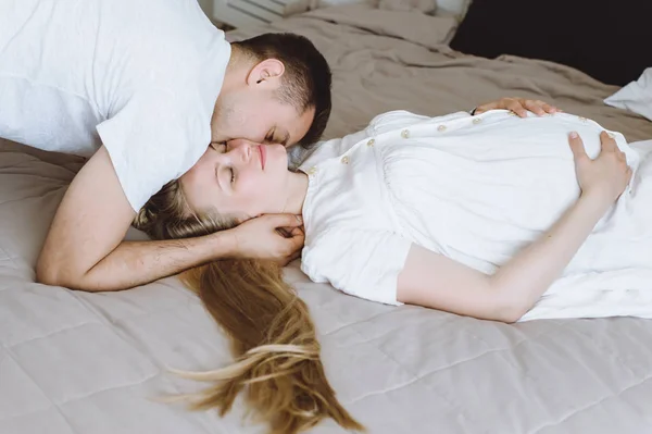 Mooie zwangere vrouw en haar knappe man — Stockfoto