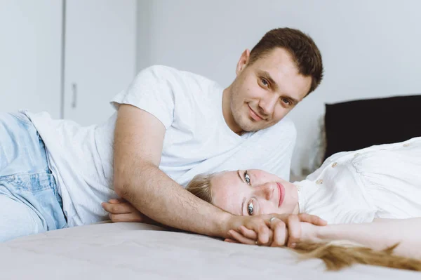 Mooie zwangere vrouw en haar knappe man — Stockfoto