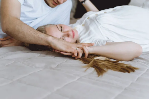 Mooie zwangere vrouw en haar knappe man — Stockfoto