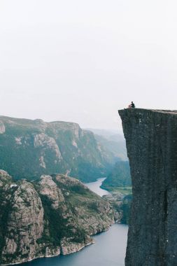 Preykestalen, Norveç'in kenarında oturan adam