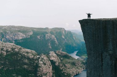 Preykestalen, Norveç kenarında duran kızlar