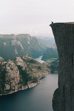 Preykestalen, Norveç'in kenarında oturan adam