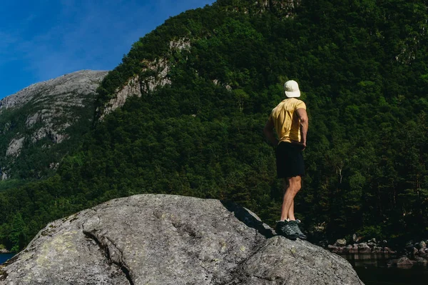 Um tipo solitário está numa pedra no Norway. — Fotografia de Stock