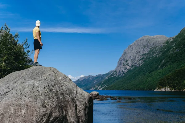Um tipo solitário está numa pedra no Norway. — Fotografia de Stock