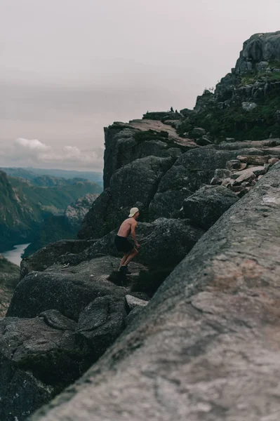 Noruega es un lugar inolvidable para un hombre —  Fotos de Stock
