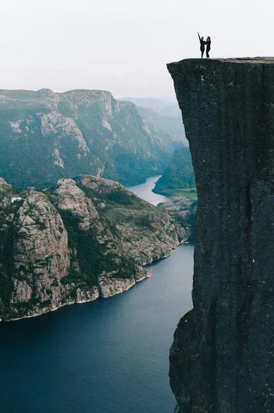 Ο άνθρωπος που στέκεται στην άκρη του Preikestolen, Νορβηγία — Φωτογραφία Αρχείου