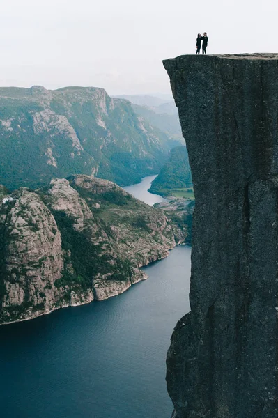 Flickor som står på kanten av Preykestalen, Norge — Stockfoto