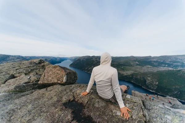 Η Νορβηγία είναι μια αξέχαστη τόπος για έναν άνθρωπο — Φωτογραφία Αρχείου