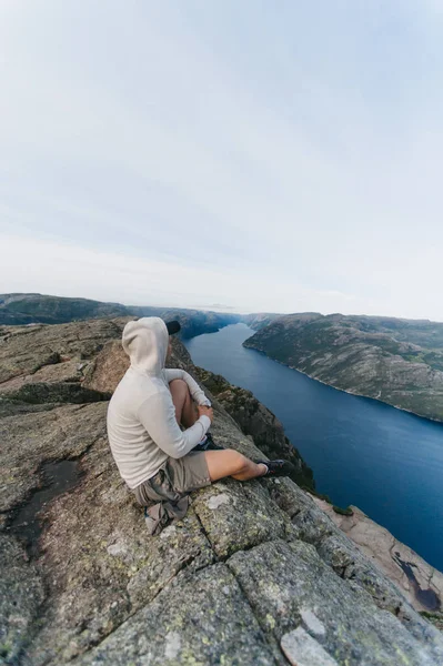 Noruega é um lugar inesquecível para um homem — Fotografia de Stock