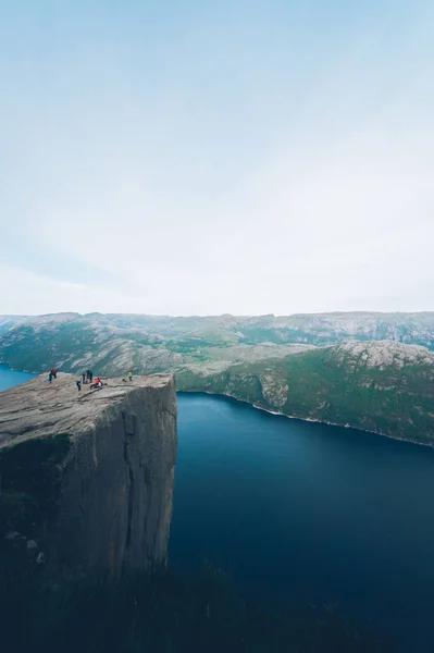 Νορβηγία preikestolen τουρίστες — Φωτογραφία Αρχείου