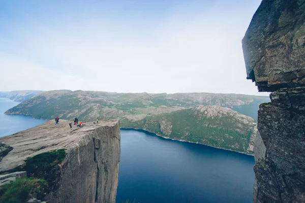 Norsko preikestolen turistů — Stock fotografie